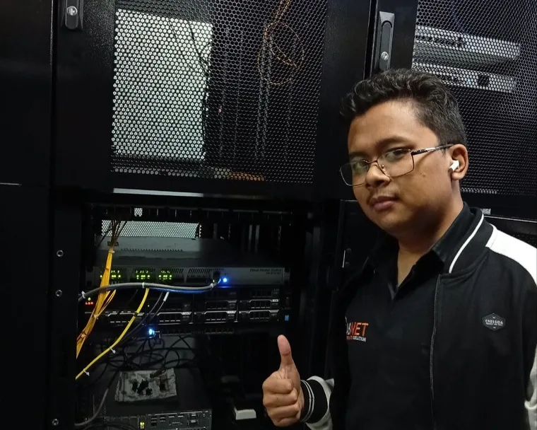 Kunjungan JABNET ke Data Center neuCentrix Bandung untuk maintenance dan pemasangan server